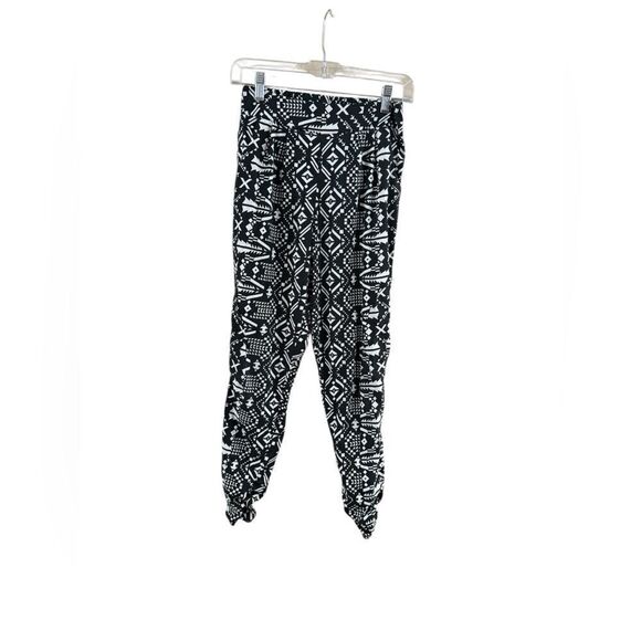 Dizzire Small Black and White Geometric Pants - Picture 9 of 10
